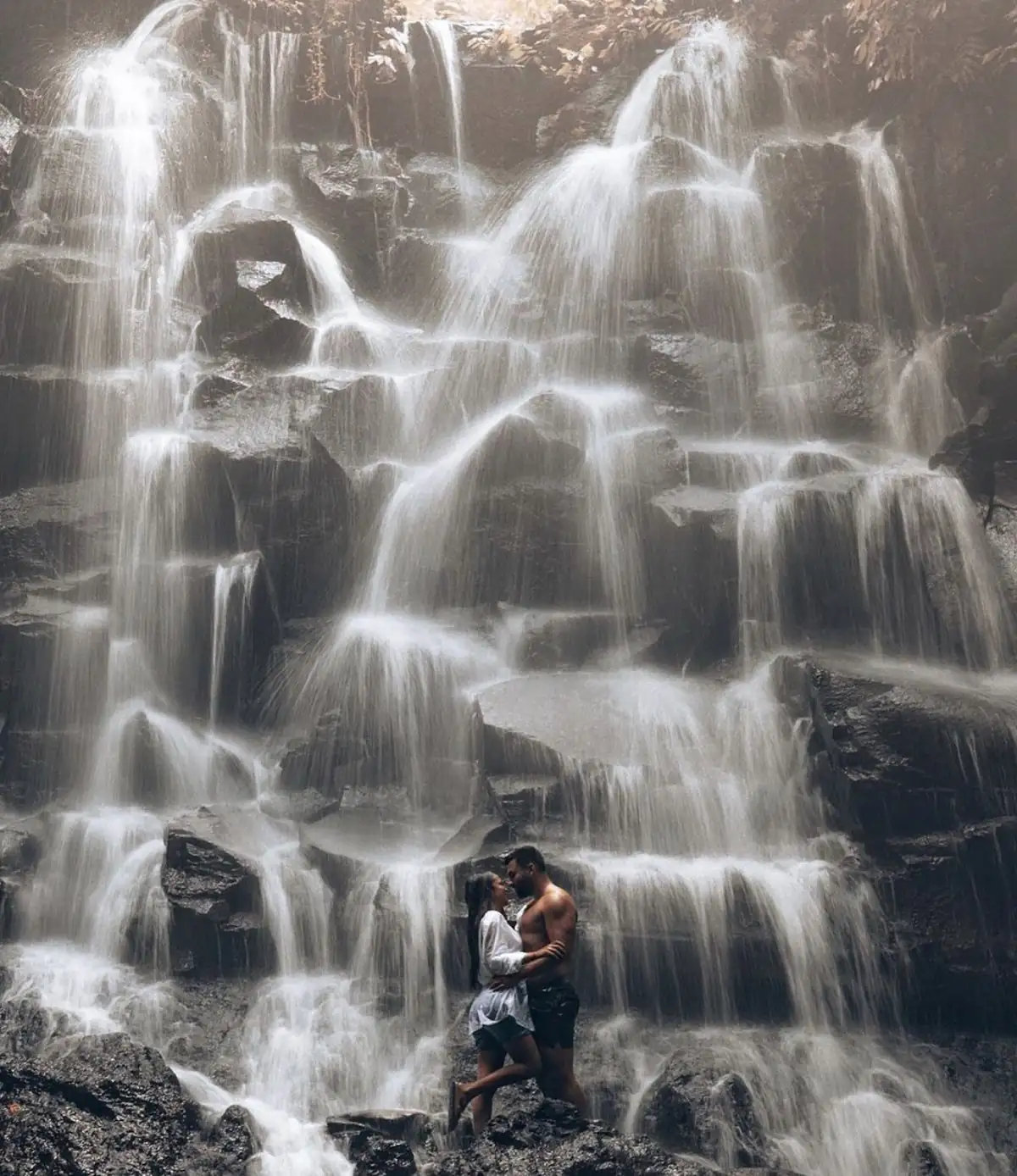 Air terjun dengan foto pasangan