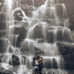 Air terjun dengan foto pasangan