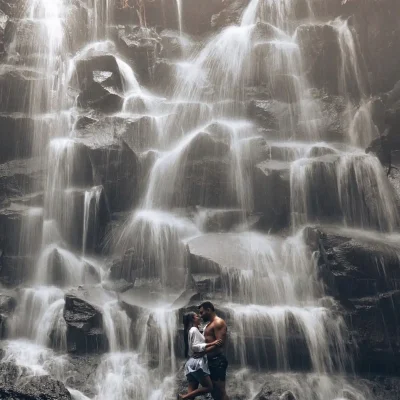 Air terjun dengan foto pasangan