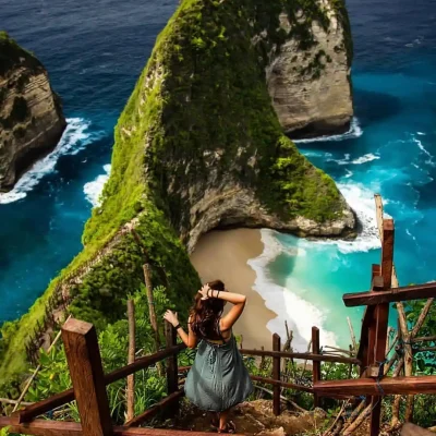 Foto Wanita dan nusa penida