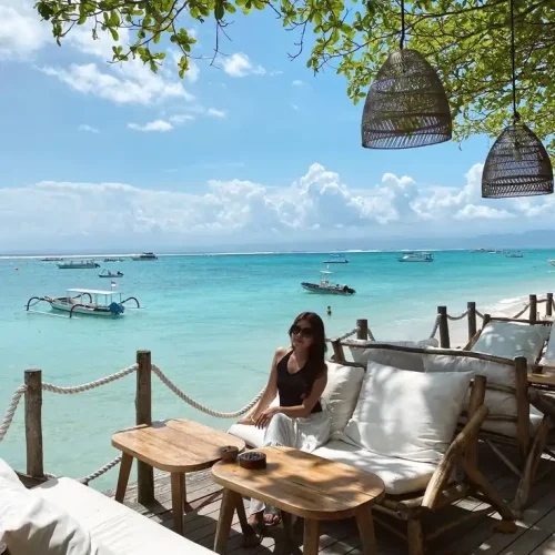 wanita dengan view pantai nusa dua