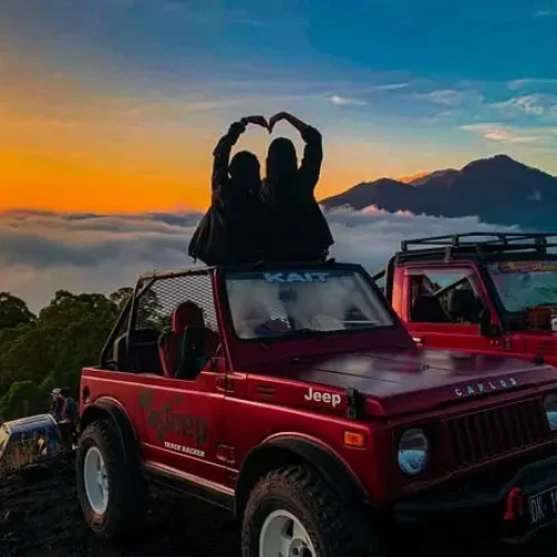 jeep batur trip Pasangan dengan view gunung abang dan mobil jeep